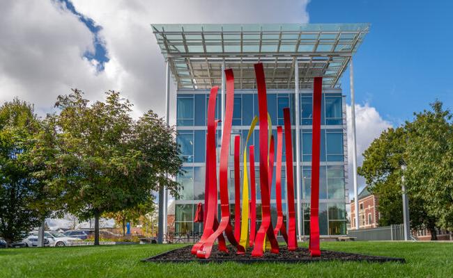 "Chance Encounter," a 雕塑 by Phillip Marshall, MBA 93, part of the "Art in the Heart of Main South" public exhibition on 和 around the 太阳城娱乐 campus